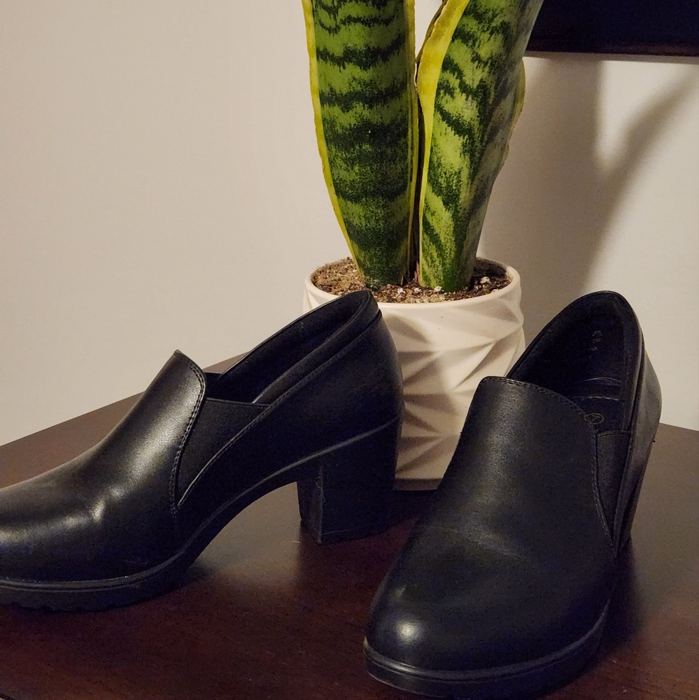 Women block pumps